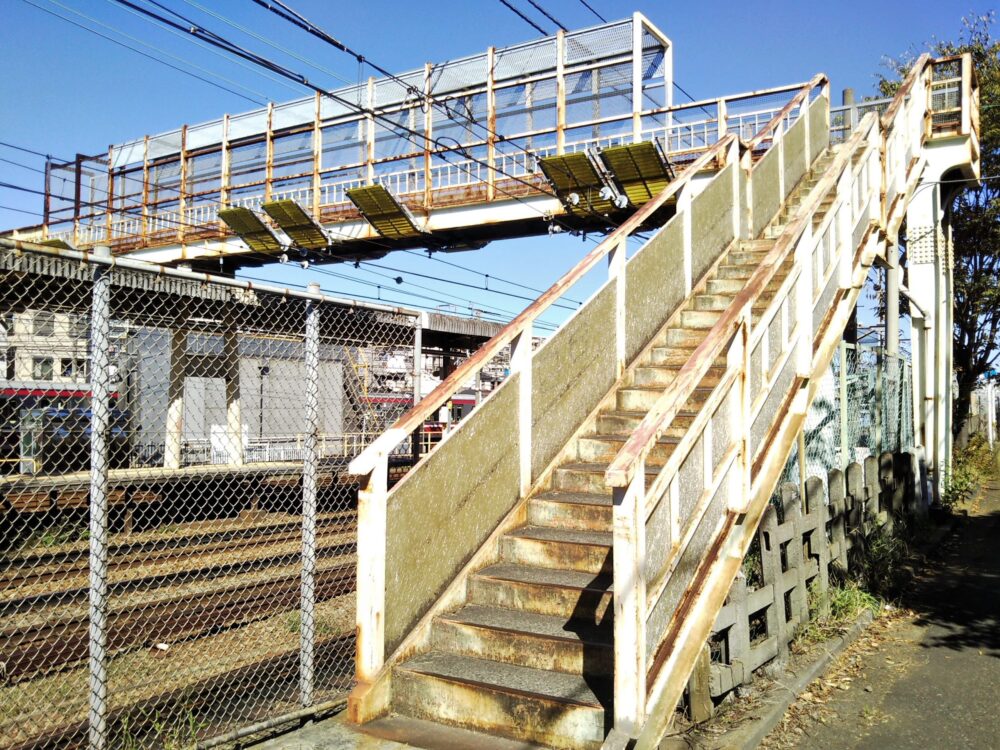 神奈川新町駅にある跨線橋の階段